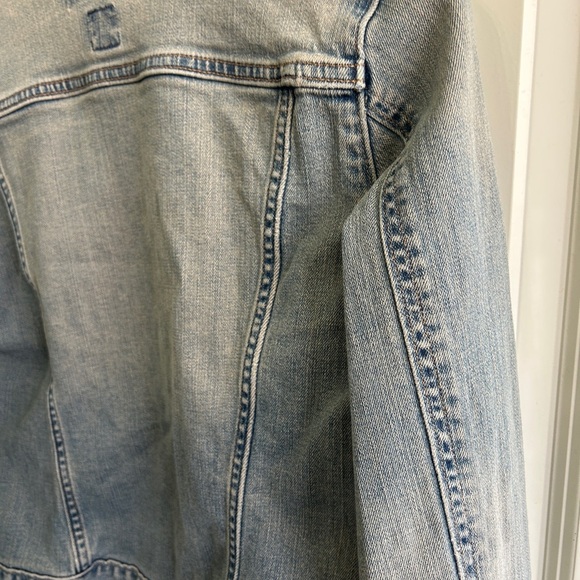 EUC Gap size M vintage denim jacket. From 2004. Fitted. Classic.Fits size 8 well - Picture 4 of 10